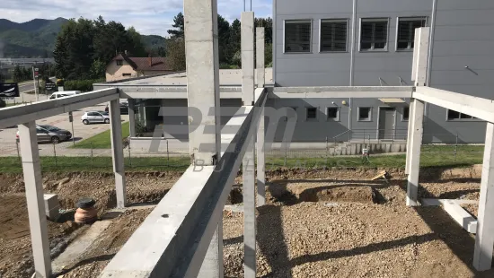 Budova pro obchod a služby - Montáž betonového skeletu a ocelové konstrukce