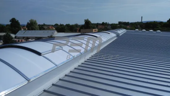 Skladovací hala HYDRAFLEX SLOVAKIA - Dokoncena střecha + montaz stěnových panelů haly
