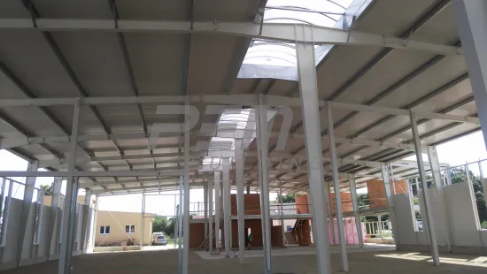 Skladovací hala HYDRAFLEX SLOVAKIA - Dokoncena střecha + montaz stěnových panelů haly