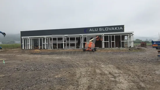 Výrobní a skladovací hala s administrativní částí ALU SLOVAKIA - Montáž administratívní části