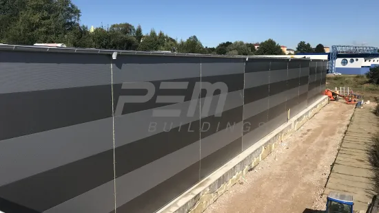 PEM aréna Stará Ľubovňa - Montáž stěnových panelů na stadionu