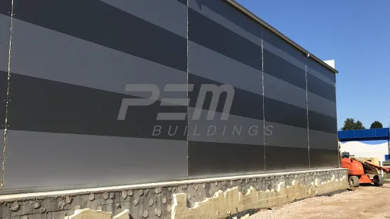 PEM aréna Stará Ľubovňa - Montáž stěnových panelů na stadionu