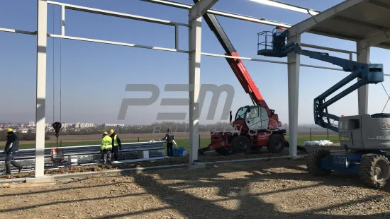IPK AGRO, s.r.o. - Začátek montáže střešních panelů