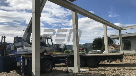 Budova pro obchod a služby - Montáž betonového skeletu a ocelové konstrukce