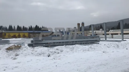 Zimní stadion Svidník - Montáž sloupů ocelové konstrukce