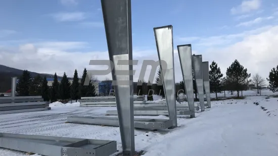 Zimní stadion Svidník - Montáž sloupů ocelové konstrukce