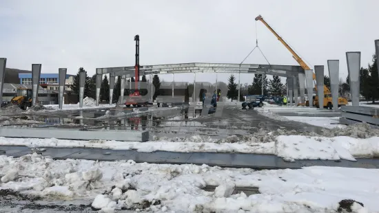 Zimní stadion Svidník - Montáž nosníků ocelové konstrukce